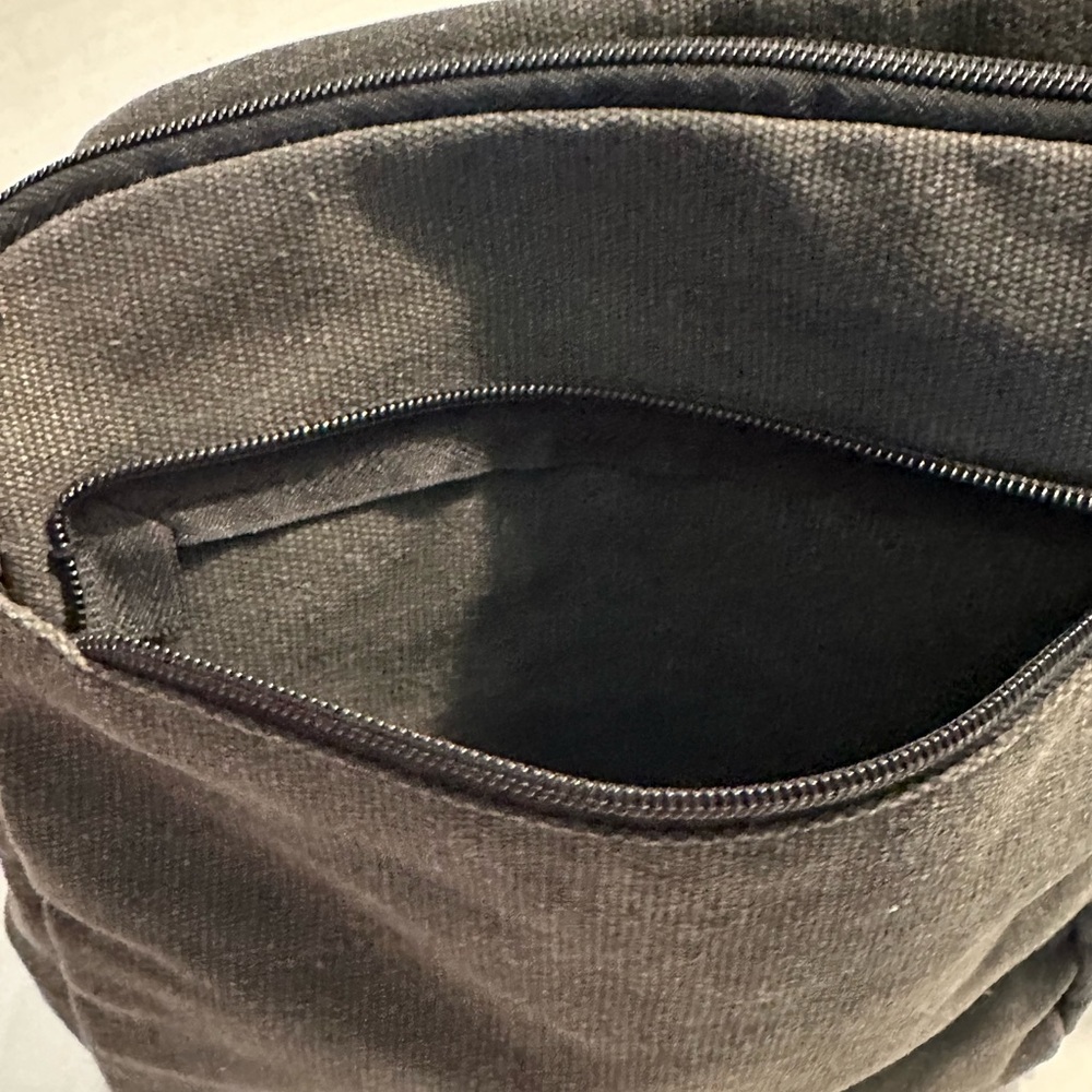 Robin Ruth London Messenger Crossbody Bag - Picture 5 of 10